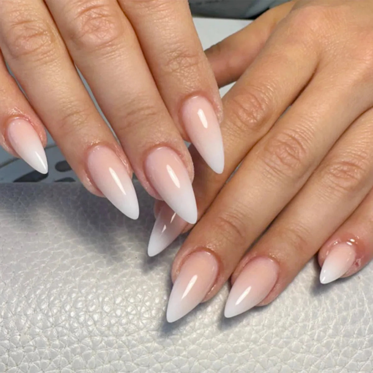 24pcs Long Almond False Nails Press on Fashion Seashell Pearl Nails Art Datachable Shiny Powder Design Stiletto Fake Nail Tips