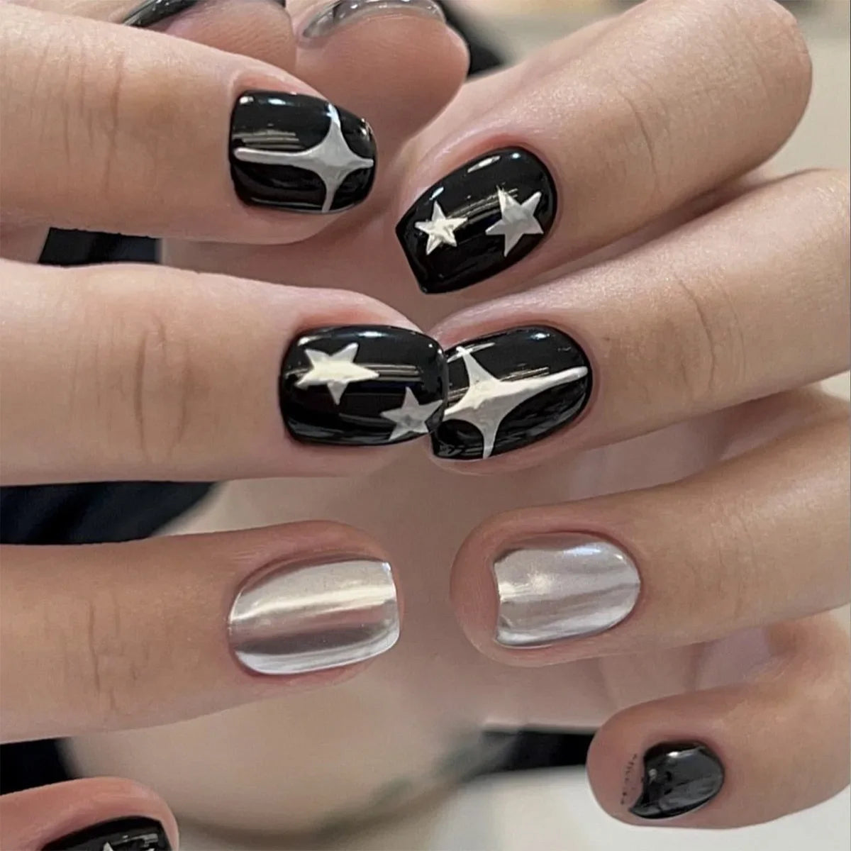 Y2K Black White Star Artificial Fake Nails Full Cover Short False Nail Removable Press on Nails for Women DIY Manicure 24Pcs