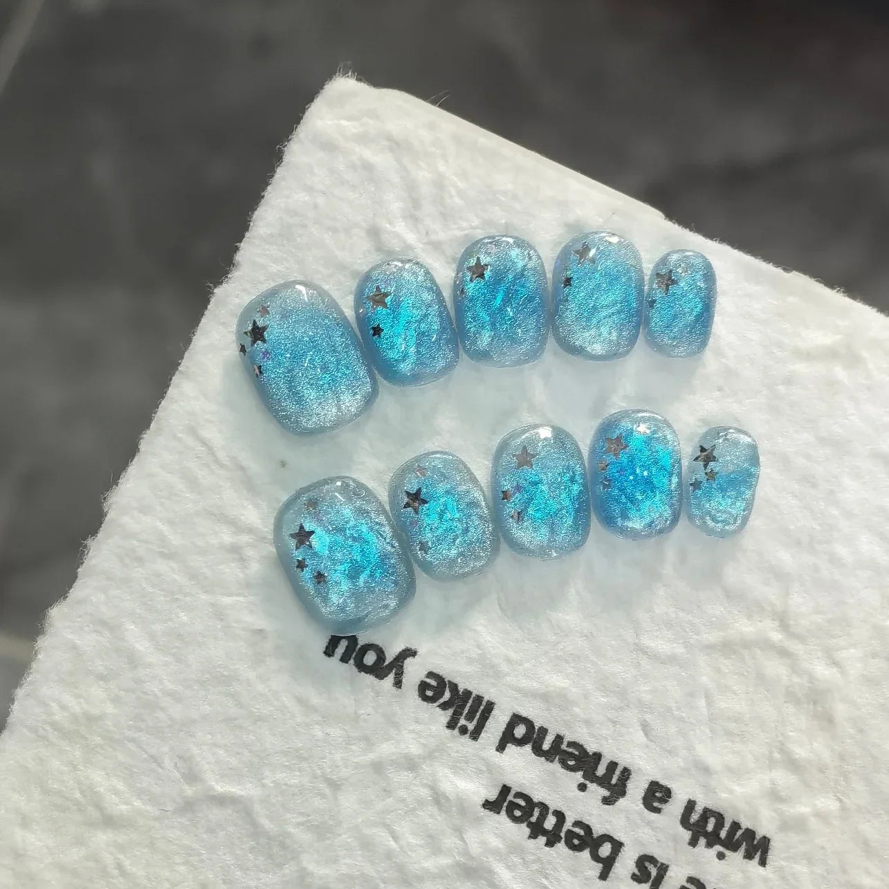 10pcs/set Handmade Press-On Nails - Blue Glossy Fish & Bubbles Design Short Oval Fake Nails with Cat Eye Effect False Nails