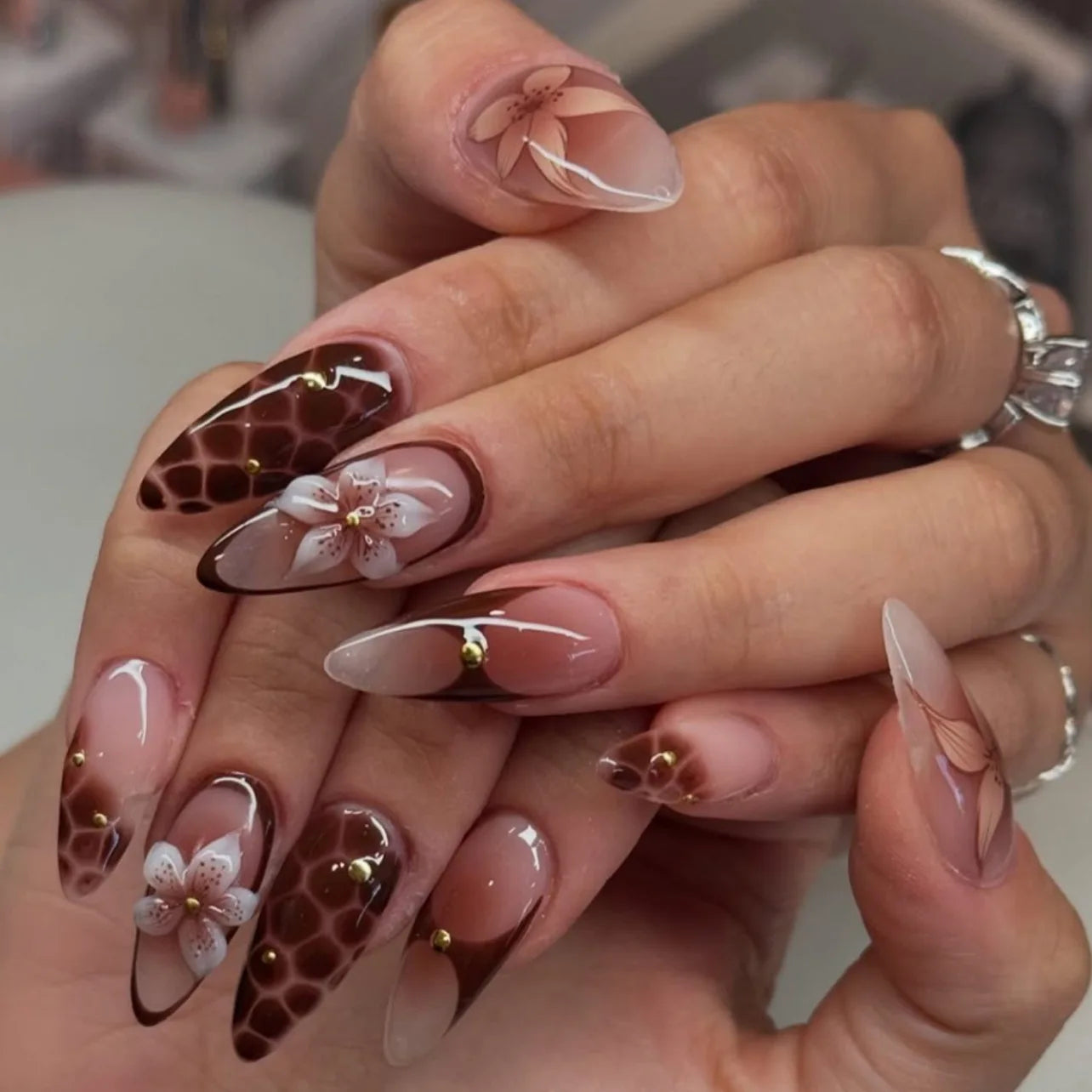 24pcs French Almond Press on Nails Flower False Nails Wearable Stick-on Nails Fake Nail Uñas Postizas Mujer Накладные Ногти 네일팁