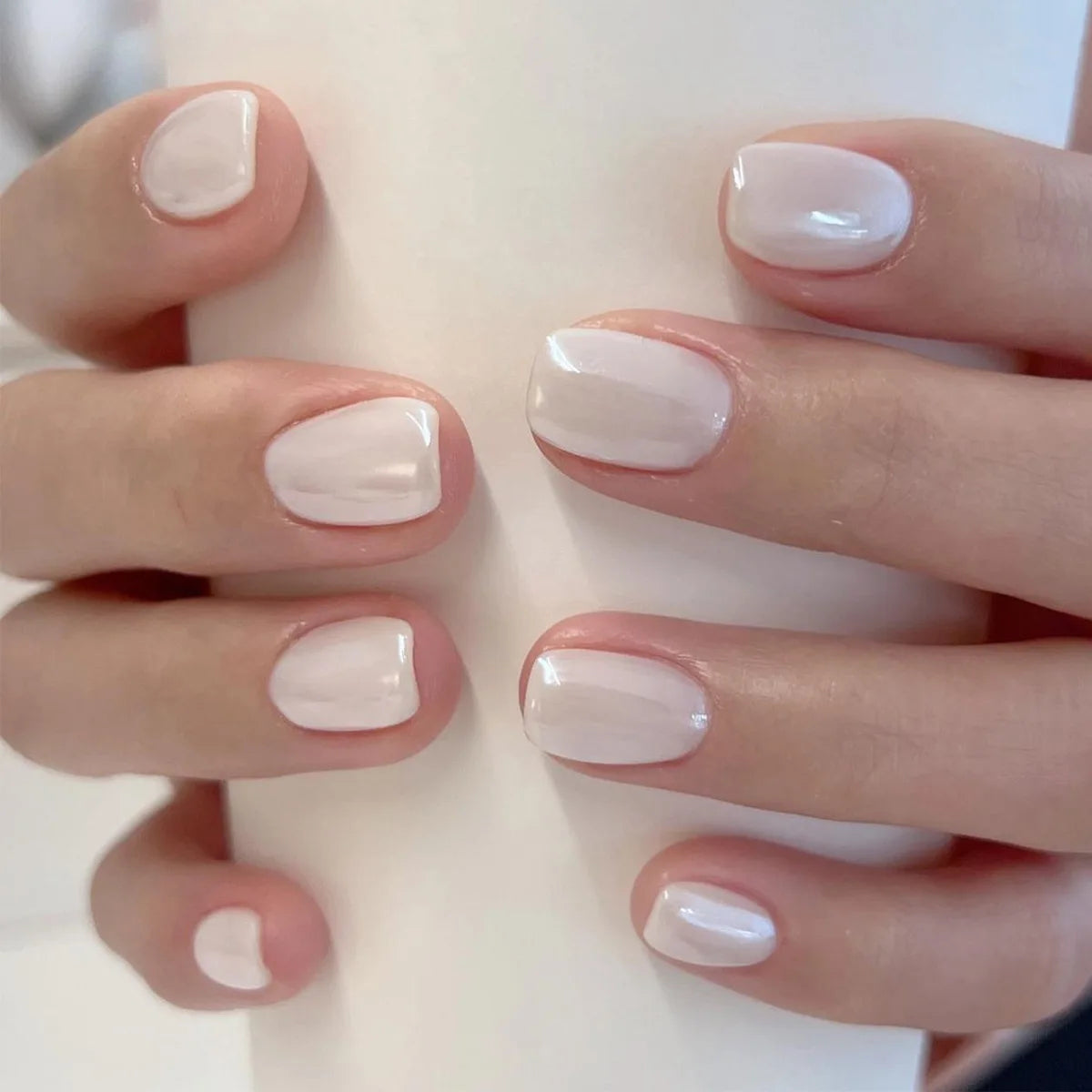 24Pcs Shiny Pearl Wearable False Nails Short Square Fake Nail Simple Summer Press on Nails Detachable Full Cover Nail Tips