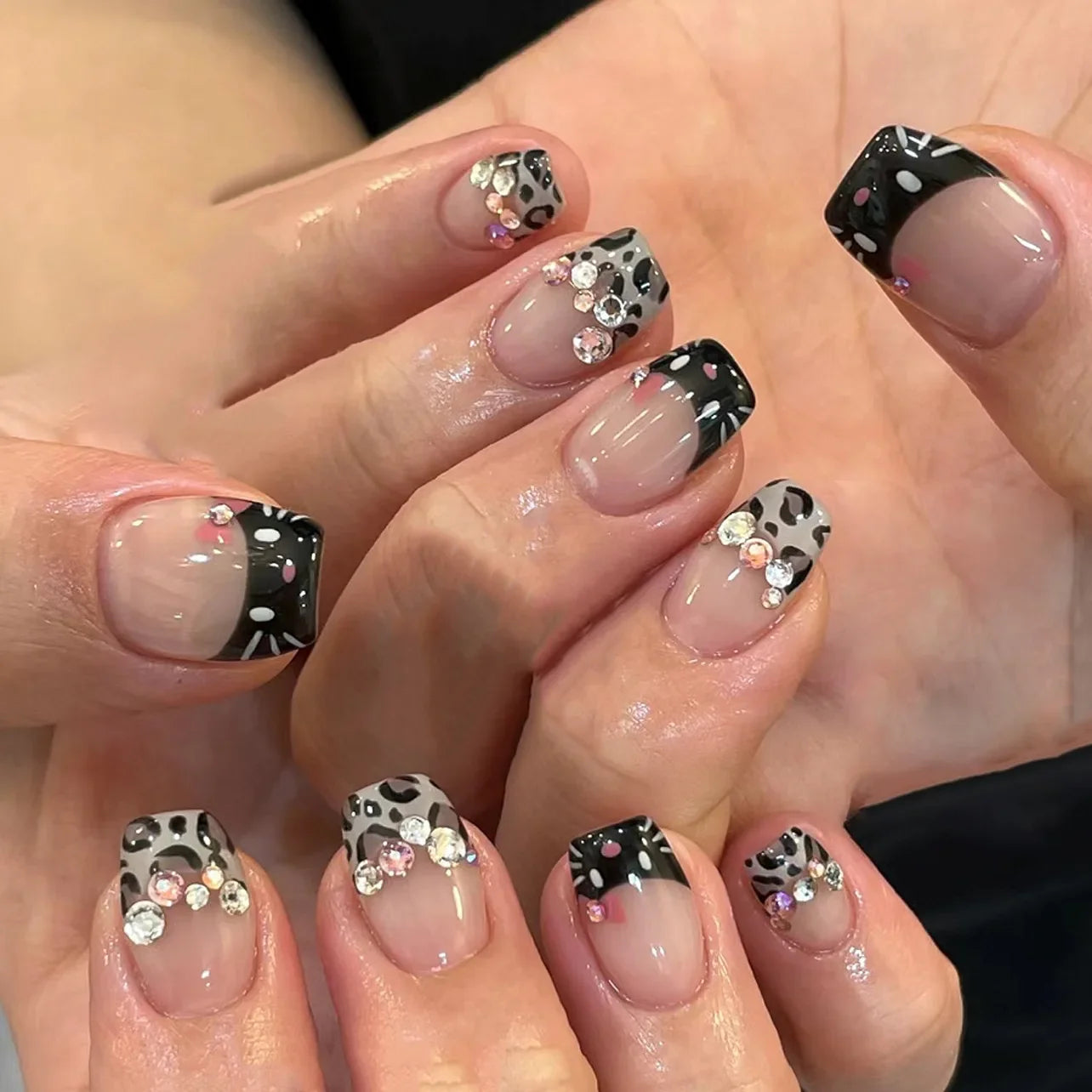 24PCS Black Leopard Print Patterns French Press on Nails Full Cover Sweet Cool Short Square Fake Nails for Women Simple Nail Art