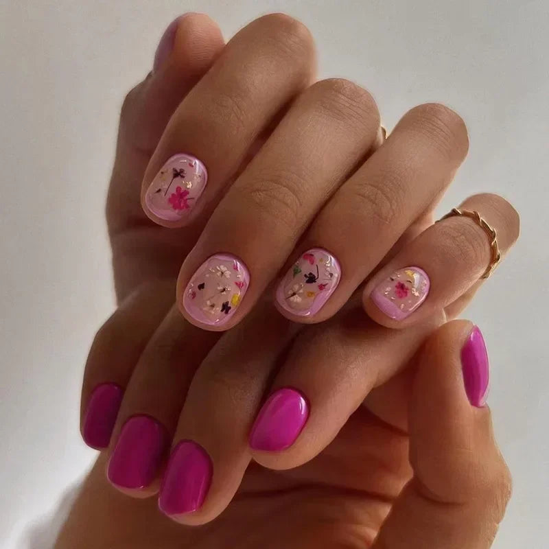 24Pcs Short Retro Flower Design Nails Art Manicure Pink False Nails Wearable Square Fake Nails Press on Full Cover Nail Tips