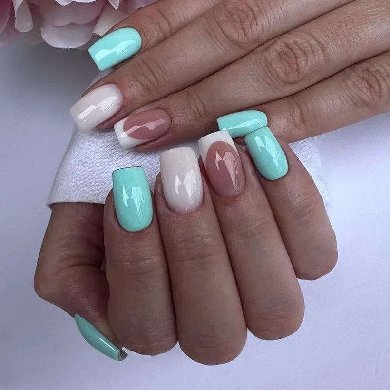 24Pcs Short Retro Flower Design Nails Art Manicure Pink False Nails Wearable Square Fake Nails Press on Full Cover Nail Tips