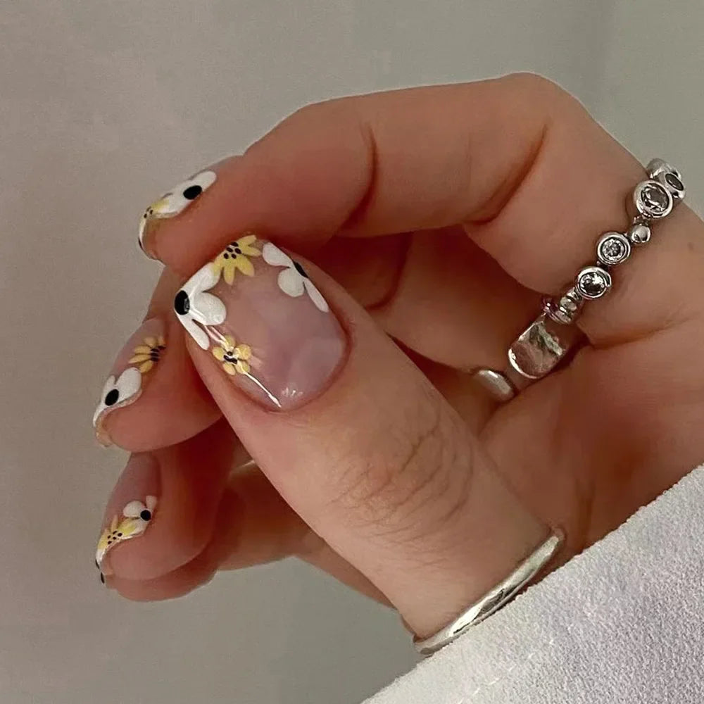 24Pcs Short Retro Flower Design Nails Art Manicure Pink False Nails Wearable Square Fake Nails Press on Full Cover Nail Tips