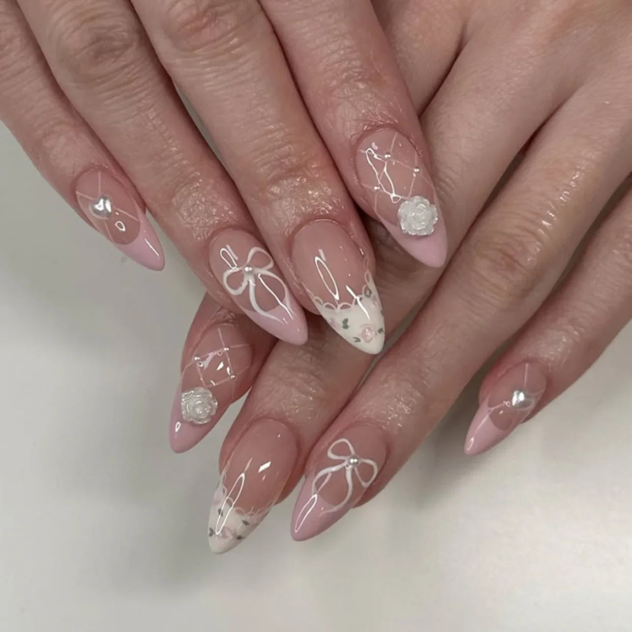 24pcs White Flower Fake Nail Tips Ins Yellow Pink Blush False Nails Wearable Full Cover European Almond Shaped Press on Nails