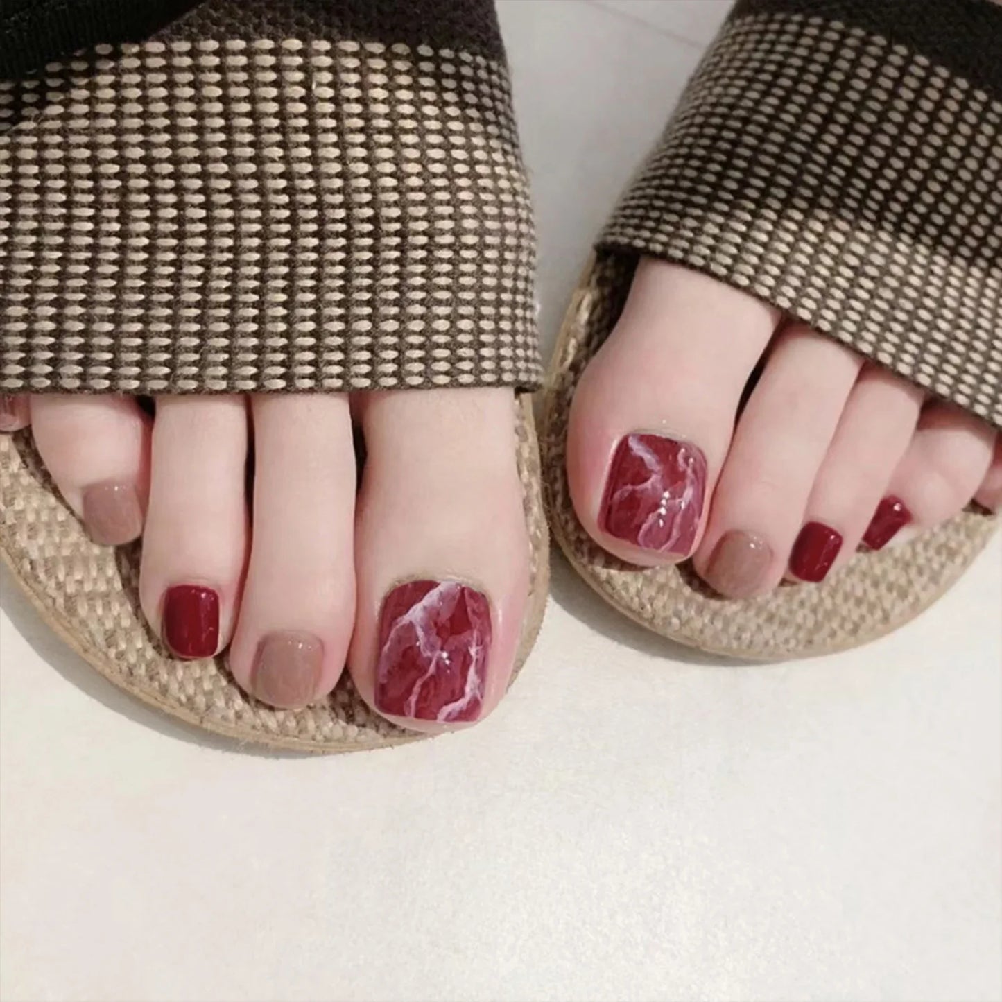24pcs Black False Toenails Solid Color Glossy Fake Toenails Wearable Full Cover Ins Square Press on Toenail Patch for Girl Women