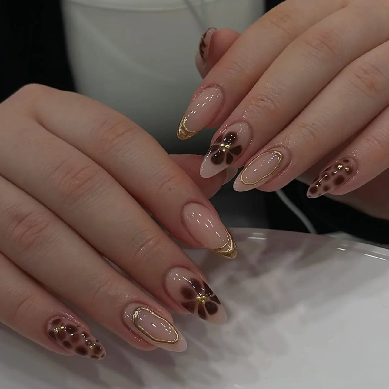 Fashion Brown Flowers Nude Color Nail Art Gold French Almond False Nails Detachable Finished Fake Nails Press on Nails with Glue