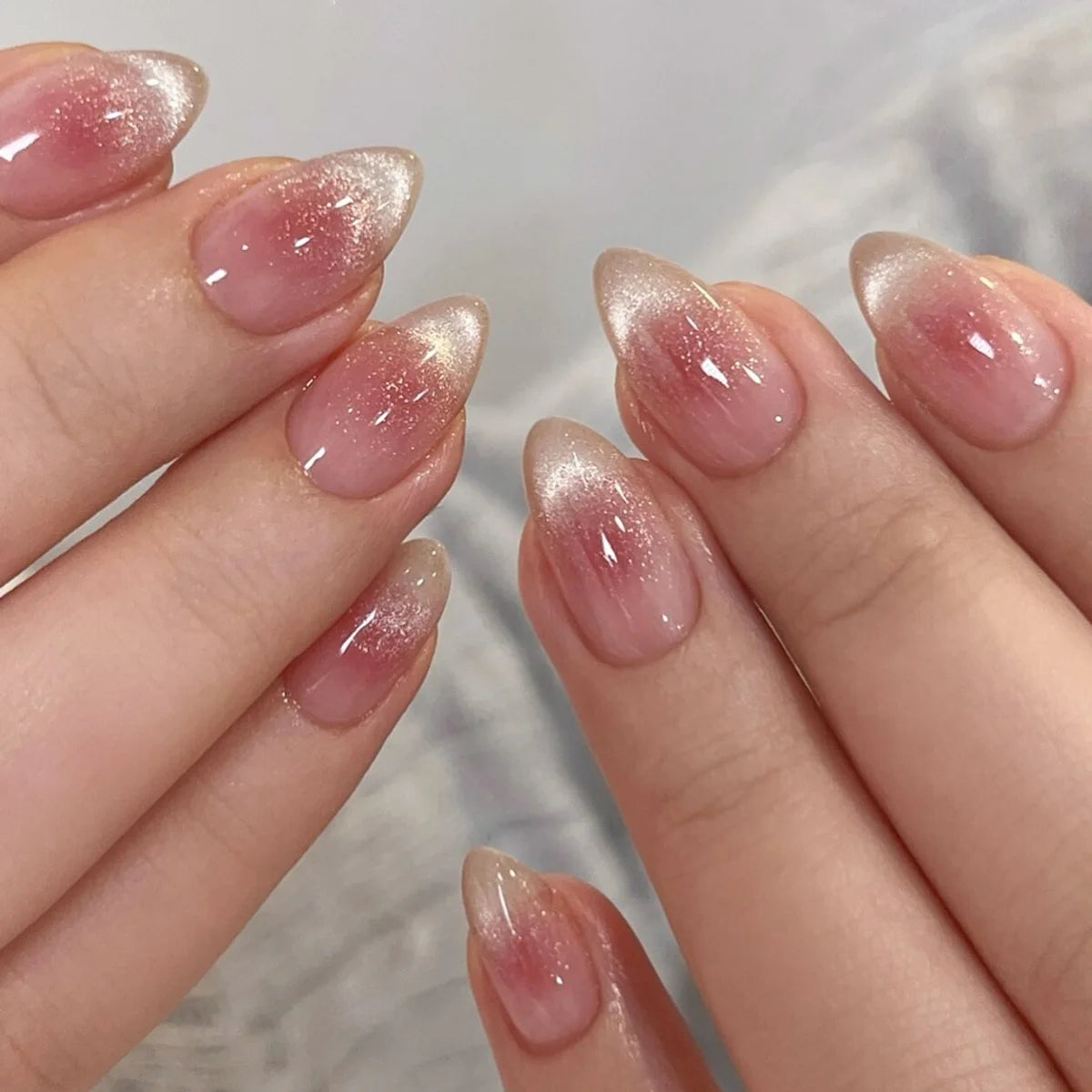 24Pcs Cat's Eye Design Fake Nail with Pearl Short Round Head Press on False Nails Silver French Bow Pattern Full Cover Nail Tips