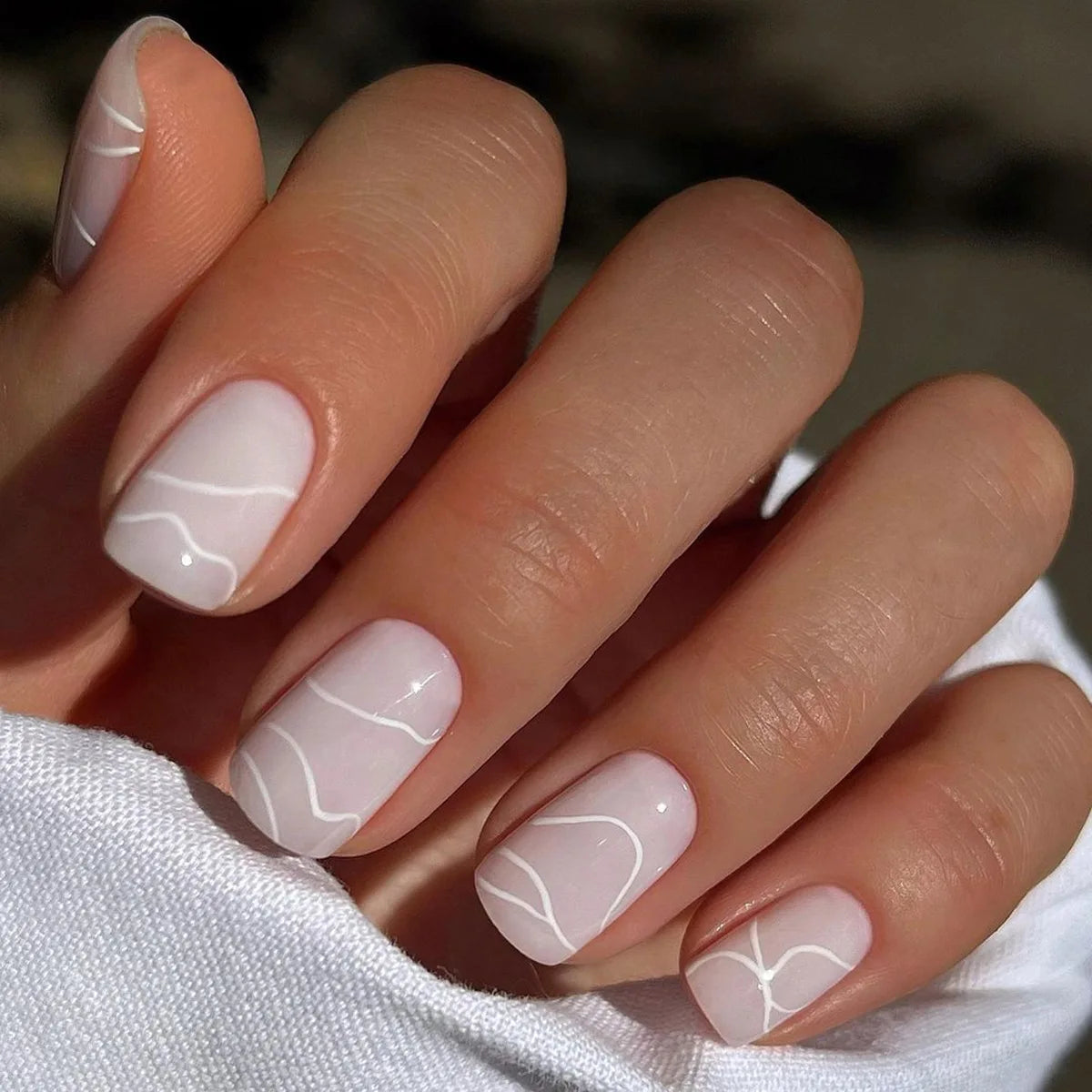 24Pcs Simple Fake Nail with Broken Diamond Short Square Press on False Nails Gradient White Wearable Ballet Full Cover Nail Tip