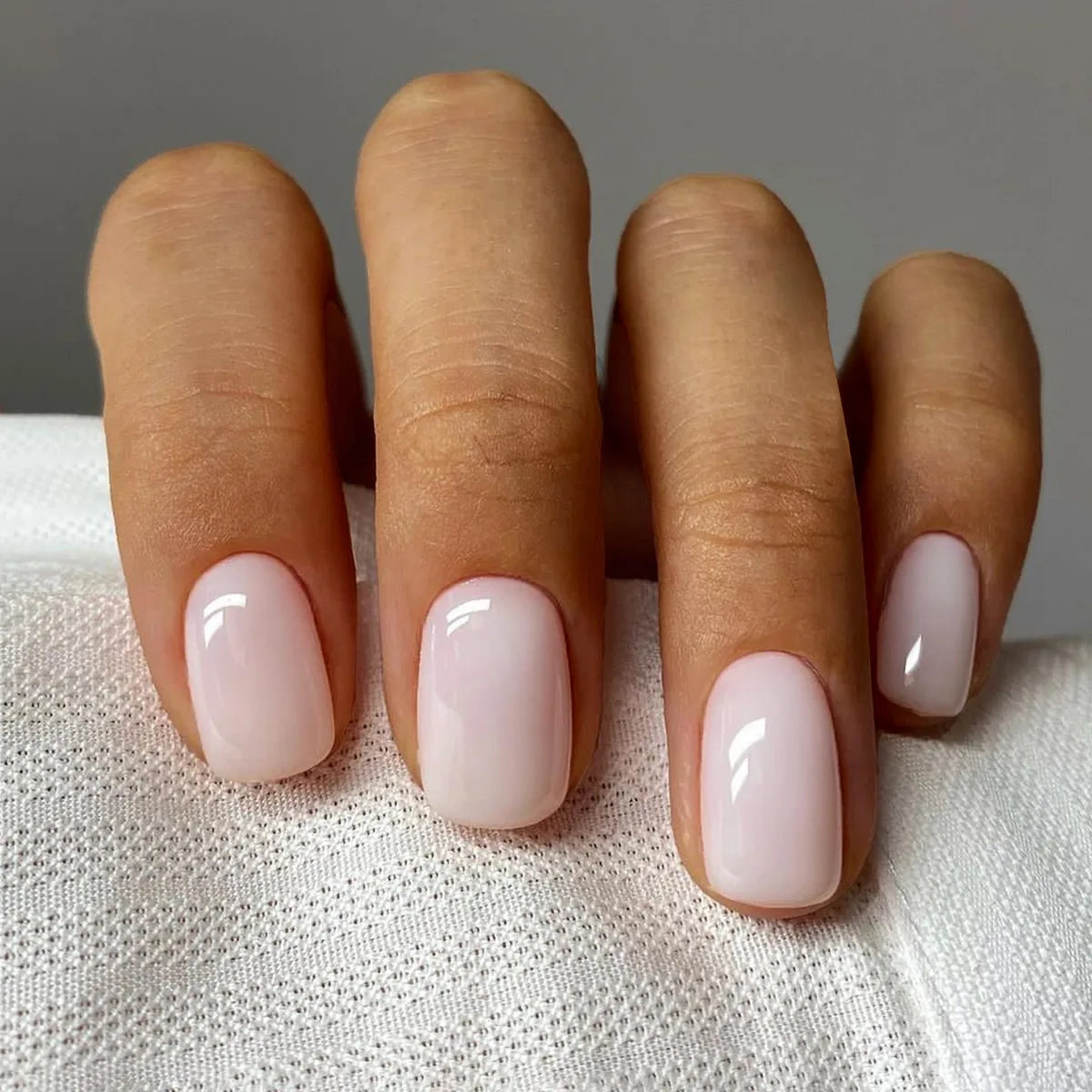 24Pcs Simple Fake Nail with Broken Diamond Short Square Press on False Nails Gradient White Wearable Ballet Full Cover Nail Tip