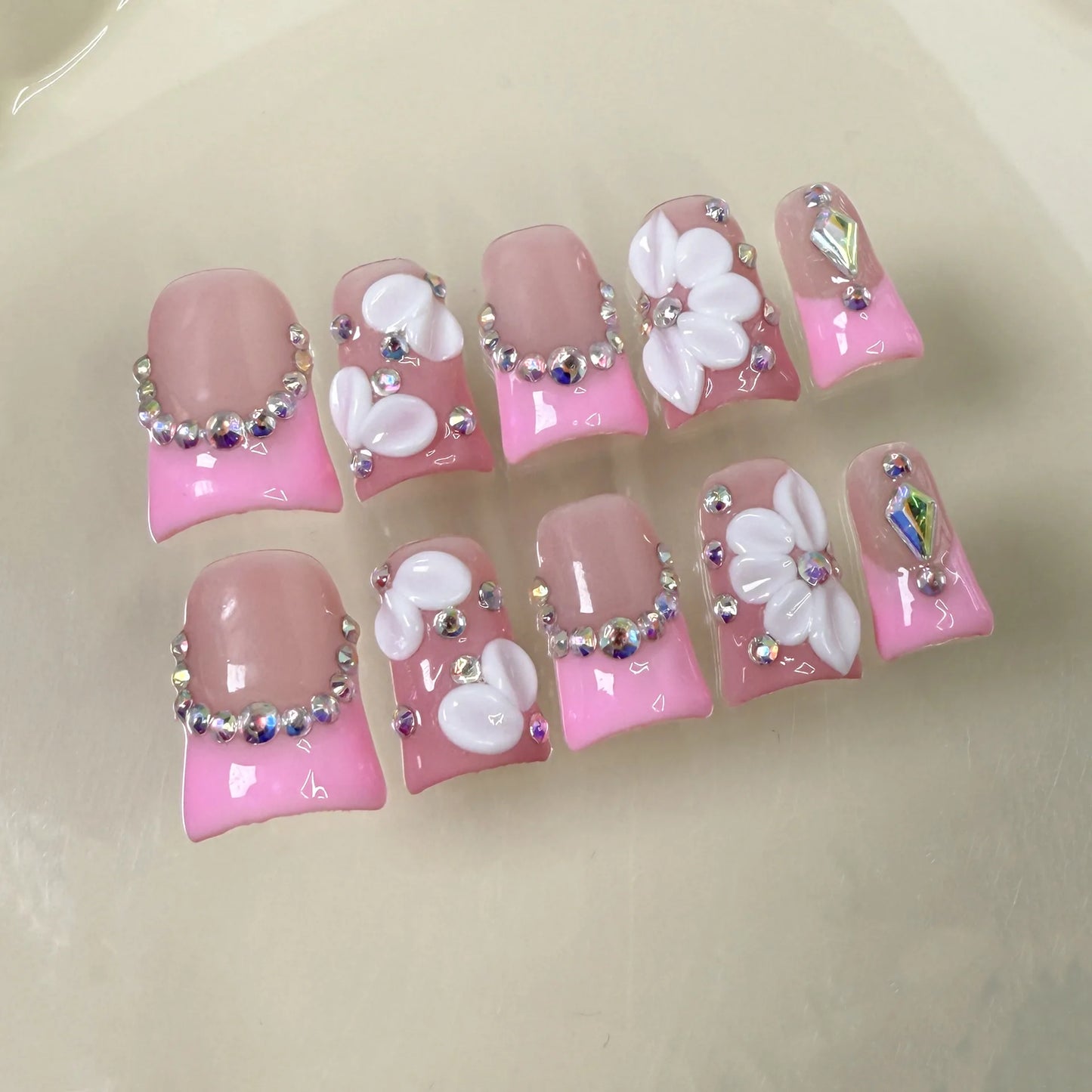 10pcs Pink Duckbill Handmade Press on Nails Art Simple White French Short Fake Nail Wearable Rhinestones Design False Nails Tips