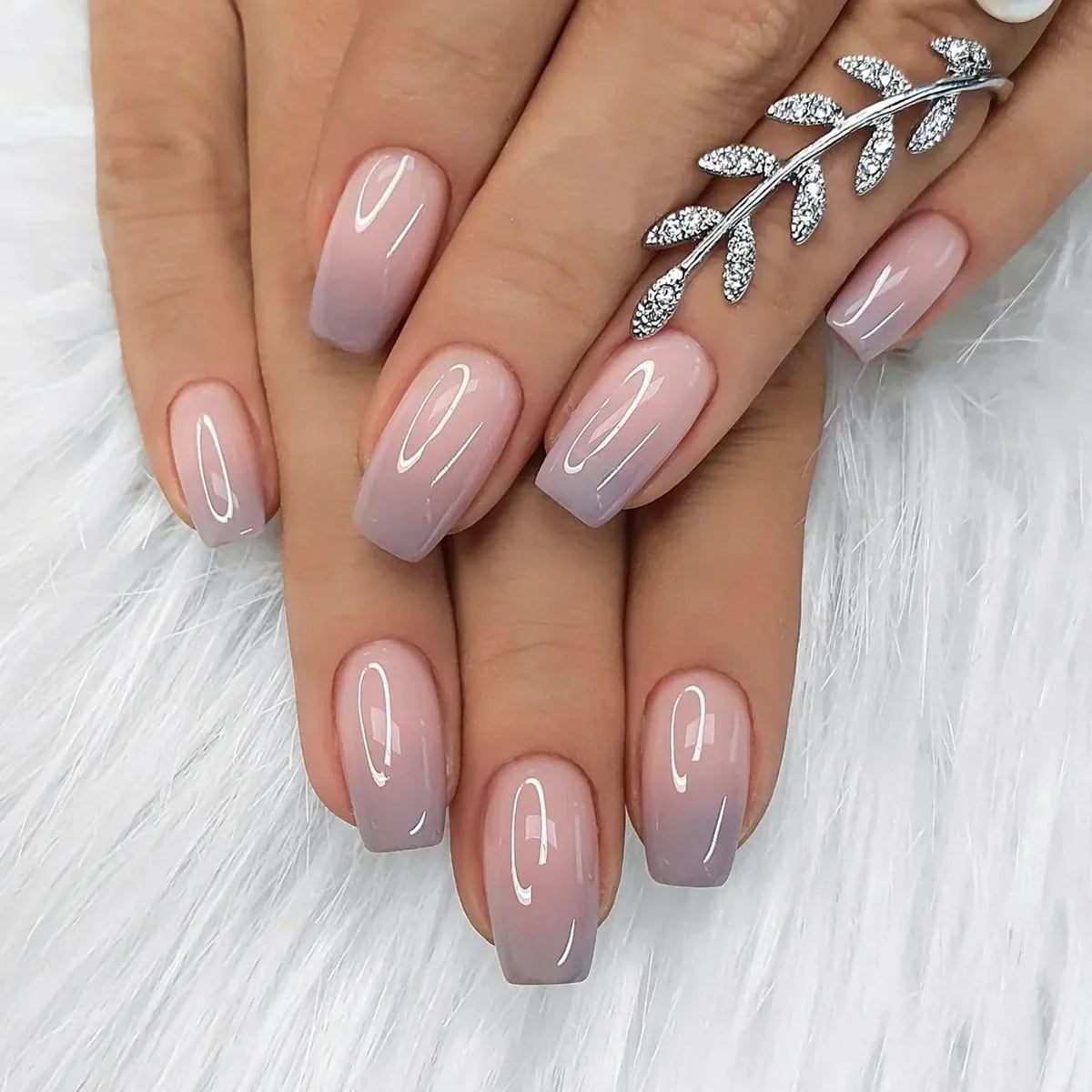 24Pcs Shiny Pearl Wearable False Nails Short Square Fake Nail Simple Summer Press on Nails Detachable Full Cover Nail Tips
