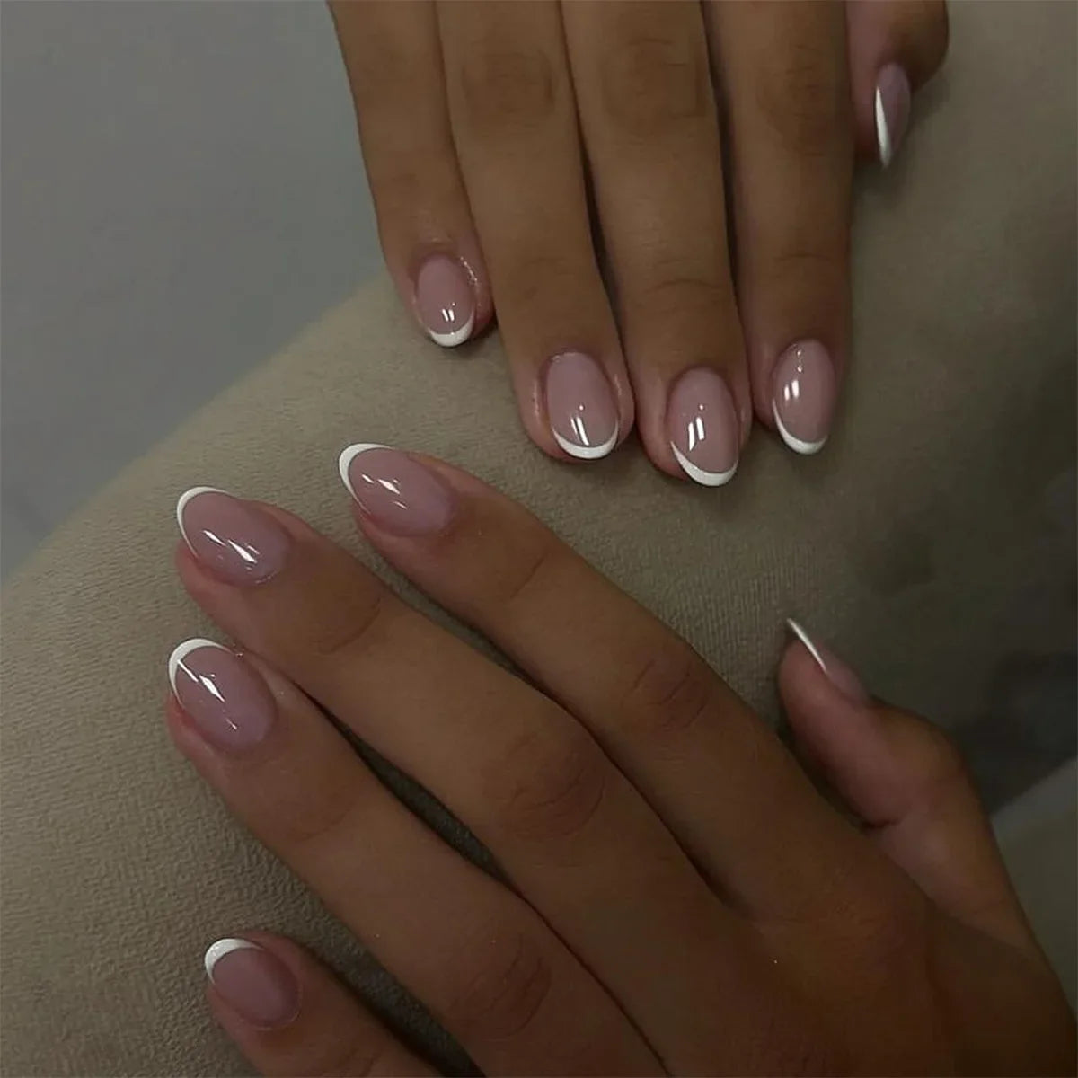 White French Classic Short Rround Nail Art Wearable Fashion Fake Nails Detachable Finished False Nails Press on Nails with Glue