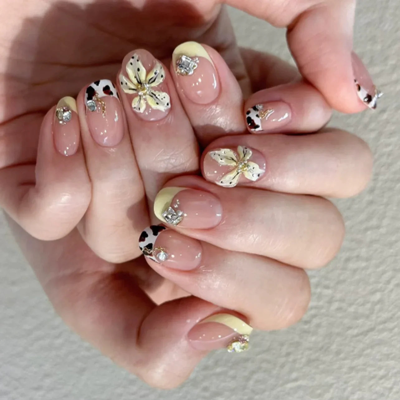 24pcs French Almond Press on Nails Flower False Nails Wearable Stick-on Nails Fake Nail Uñas Postizas Mujer Накладные Ногти 네일팁