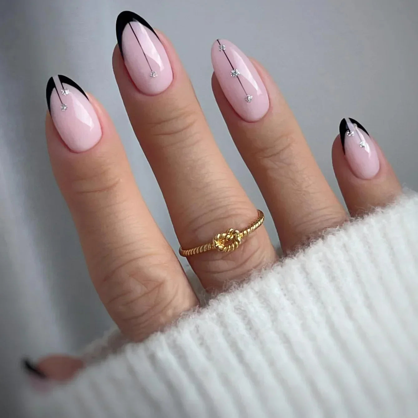 24Pcs Simple Green French False Nails Short Almond Fake Nails with Wave Line Design Wearable Round Head Press on Nail Tips