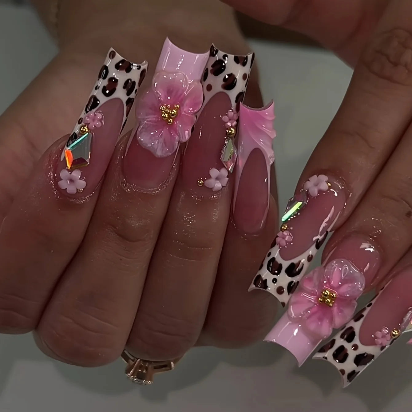 24pcs Mid-length Press on Nails Pink French Full Cover Flower Design Fake Nail Reusable Pearl False Nail with Jelly Glue Nails